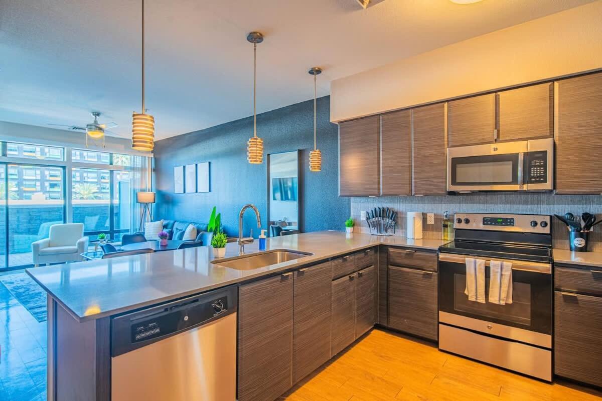 Homey 1bd - Dt Phx - Parking, Gym, Pool - Sleeps 6 Apartment