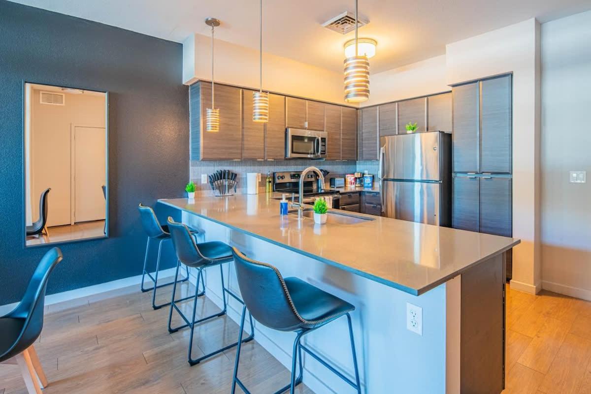Homey 1bd - Dt Phx - Parking, Gym, Pool - Sleeps 6 Apartment *
